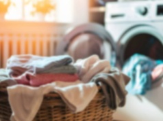 Jak przywrócić biel ubraniom? Ten babciny trik nie ma sobie równych