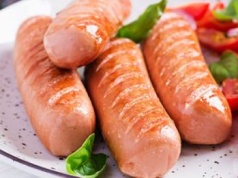 Tych osłonek nie musisz ściągać z parówek. Są jadalne, ale mało kto o tym wie