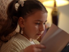 Polonistka kazała czytać w ferie. Reakcja matki zadziwia