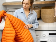 Tak wypierzesz puchową kurtkę w domu. Będzie świeża, pachnąca i nadal ciepła