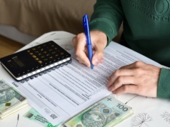 Prosty wniosek do ZUS i emeryt zyskuje kilkaset złotych. Kiedy to możliwe?