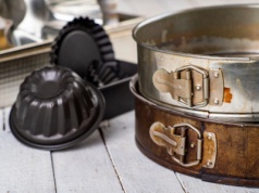 Dlaczego twoje ciasta przypalają się od spodu? Winny może być... kolor blachy