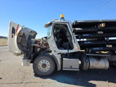 Ładunek przesunął się na naczepie i wbił kabinę w silnik – specyfika długiego przodu