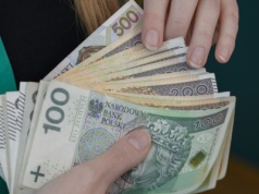 Trzy dodatkowe wypłaty dla etatowców. Pracodawca ma obowiązek zapłacić