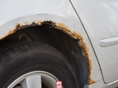 Które samochody rdzewieją? Znamy producentów, którzy nie dbają o swoje auta