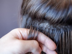 "Doczepy" a naturalne włosy. Ile szkody wyrządzają? Stylistki wyjaśniają to raz na zawsze