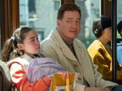 Rodzina do wynajęcia (2025) – recenzja filmu . Czasem można poudawać