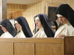 Norbertanki modlą się w nocy za mamy, które nie mogą spać