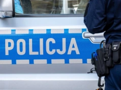 Jadąc samochodem wyprowadzał psa na smyczy. Oburzające nagranie dotarło do policji