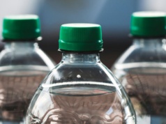 Eksperci przebadali wody butelkowane. Tylko jedna nie zawiera mikroplastiku