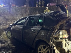 Wypadek na krajówce. Samochód został mocno uszkodzony (ZDJĘCIA)