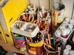 Ferie czas start. Gdzie wyrzucić stare kredki, wypisane długopisy i flamastry? Segregujesz je źle?