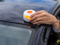 Koniec trójkątów ostrzegawczych? Zamiast niego kierowcy muszą zakupić zupełnie nowe urządzenie