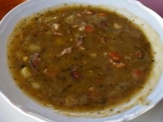 Nasze babcie robiły ją w największe chłody. Porządnie rozgrzewa i syci na długie godziny