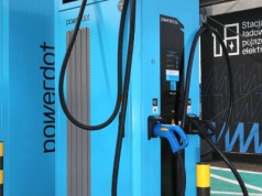 Zakupy zamiast czekania przy ładowarce. Nowy pomysł Decathlonu