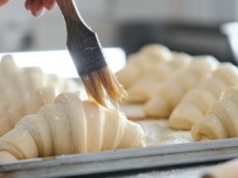 Z automatu sięgamy po rozkłócone jajko. Czym najlepiej posmarować ciasto francuskie?