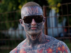 Aż 95 proc. ciała pokrył tatuażami. Wydał 200 tys. zł. Teraz je usuwa. Zdradził powód