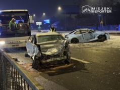 Zablokowany ruch po czołowym zderzeniu BMW z Toyotą przewozu osób