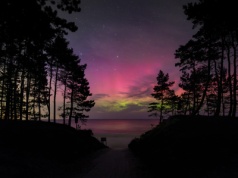 Zorza polarna nad niemal całą Polską. Jest tak silna, że samoloty zmieniają trasy