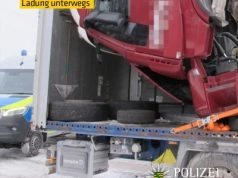 Ciągnik w najwyższej wersji wieziony wewnątrz „firanki” – przewóz z odchyloną kabiną