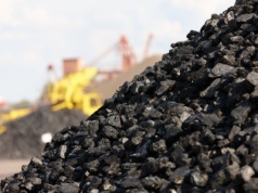 Węgiel nie odpuszcza OZE. Czarne złoto nadal zabezpiecza dostawy prądu