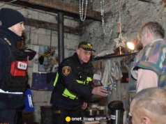 Strażnik miejski świadkuje na ślubach bezdomnych. "Nigdy nie odmówiłem pomocy"