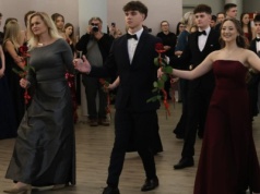 Barbara Nowacka pojawiła się na studniówce. Poprowadziła poloneza. "Można się trochę zabawić