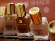 Burza w sieci po zmianie formuły kultowego podkładu. To koniec legendy makijażu?