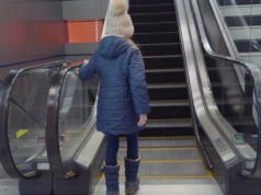 Dzieci same na chodniku w środku miasta. Dorośli zastanawiają się, czy reagować