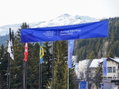 „W centrum kongresowym i jego okolicach toczy się drugie, niemal niewidoczne forum”. Co należy wiedzieć o tegorocznym Światowym Forum Ekonomicznym w Davos?