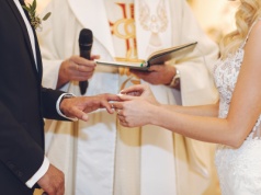 Uzależnienie od rodziców wśród przyczyn stwierdzeń nieważności małżeństwa. Dużo spraw na wokandzie