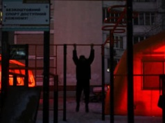 „Syn śpi ze mną, przytulając się, ogrzewam dziecko”. Jak żyje Kijów bez prądu, ciepła i wody?