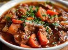 Tani, szybki i sycący gulasz. Mięso w nim jest delikatne i po brzegi napakowane żelazem i białkiem