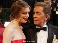 Anne Hathaway opłakuje Valentino. Oświadczenie chwyta za serce