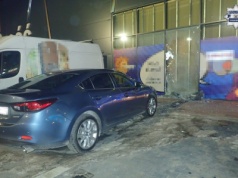 Samochód wjechał w witrynę sklepową w Tarnowskich Górach. Zasłabnięcie kierowcy