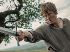 Czy scena biegunki w "Rycerzu Siedmiu Królestw" obraża fanów? Twórca tłumaczy kontrowersyjny moment