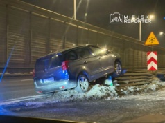 Kierowca wjechał na barierki. Auto zawisło. Kierujący porzucił pojazd i oddalił się pieszo