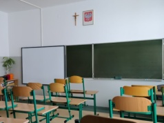 Afera o krzyż w szkole w Kielnie. Zawieszona nauczycielka nie odpuszcza sprawy