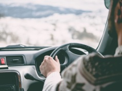 Podróż w góry autem – jak przygotować się na zimowe ferie?