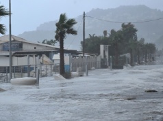 Wysoka fala zalała burmistrzów. Pogodowy alarm na Sycylii