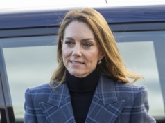 Gdy zdjęła płaszcz, zatrzymali na niej wzrok. Kate zaintrygowała zebranych