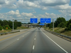 Znak zielony czy niebieski? Ten kolor myli kierowców na europejskich autostradach