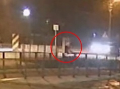 Kierowca nawet nie hamował. Dziewczynę zmiotło z pasów. Nagranie poraża