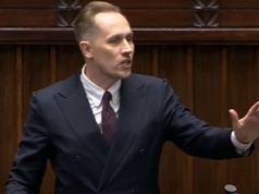 W Poradniku bezpieczeństwa radzą korzystać z ogrzewania… bez prądu? Czyli z czego?