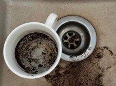 Nie wyrzucaj fusów z kawy. Na mrozy są jak znalazł. Lepiej zrób zapas