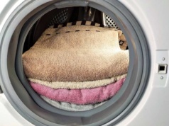 Wlej 3 łyżki do pralki. Turecki trik na luksusową miękkość ręczników