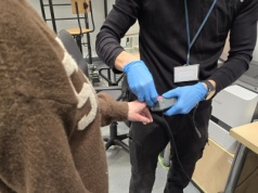 Fałszywi „pracownicy spółdzielni” znów atakują. Przed Dniem Babci i Dziadka warto ostrzec seniorów