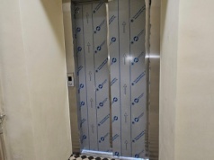 Warszawa kontynuuje program budowy wind w miejskich kamienicach