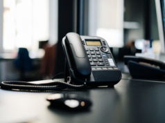 „Ustal z Babcią hasło”. Nowa kampania ma chronić seniorów przed oszustami wykorzystującymi emocje i sztuczną inteligencję