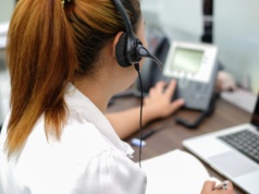 Pracownicy obsługi klienta mierzą się z falą hejtu. Wielu z nich odchodzi z pracy